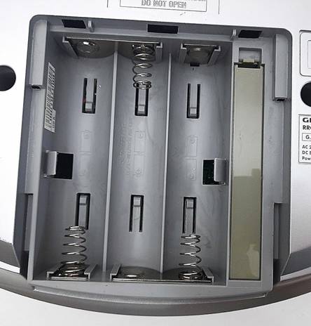 Das leere Batteriefach des getesteten Kassettenrecorders in Nahaufnahme.