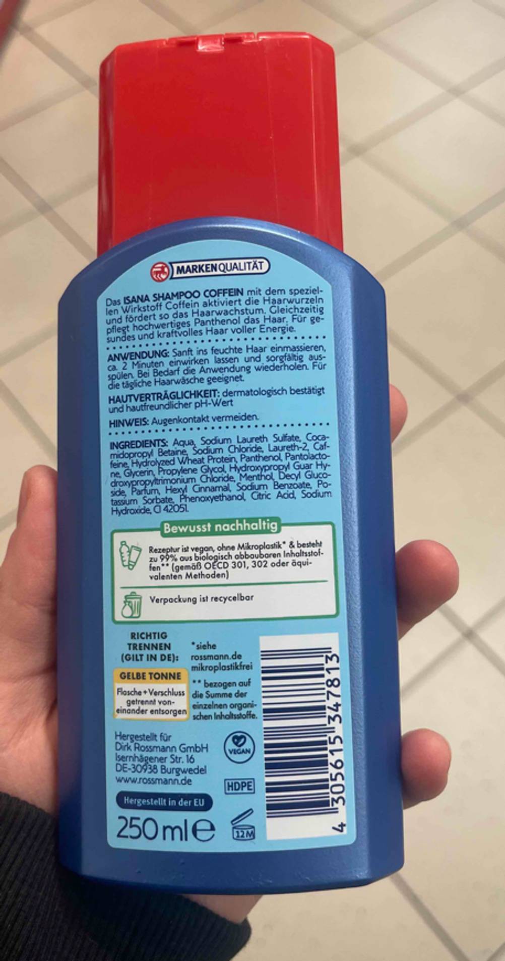 Rückseite eines getesteten Haarwachstum-Shampoos mit verschiedenen Hinweisen zum Produkt.