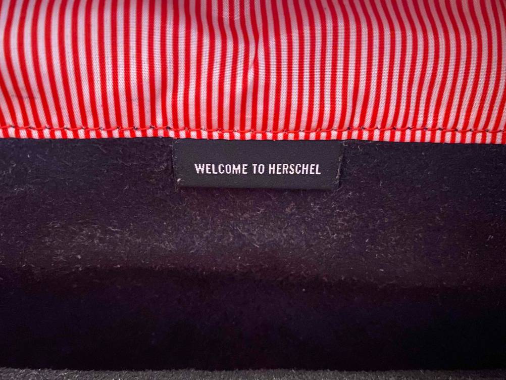 Detailaufnahme eines Stoffinnenlabels eines Laptop-Rucksacks.