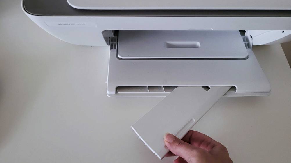Hp-Multifunktionsdrucker-Test: ein Hp-Multifunktionsdrucker, bei welchem das Papierausgabefach geöffnet wird.