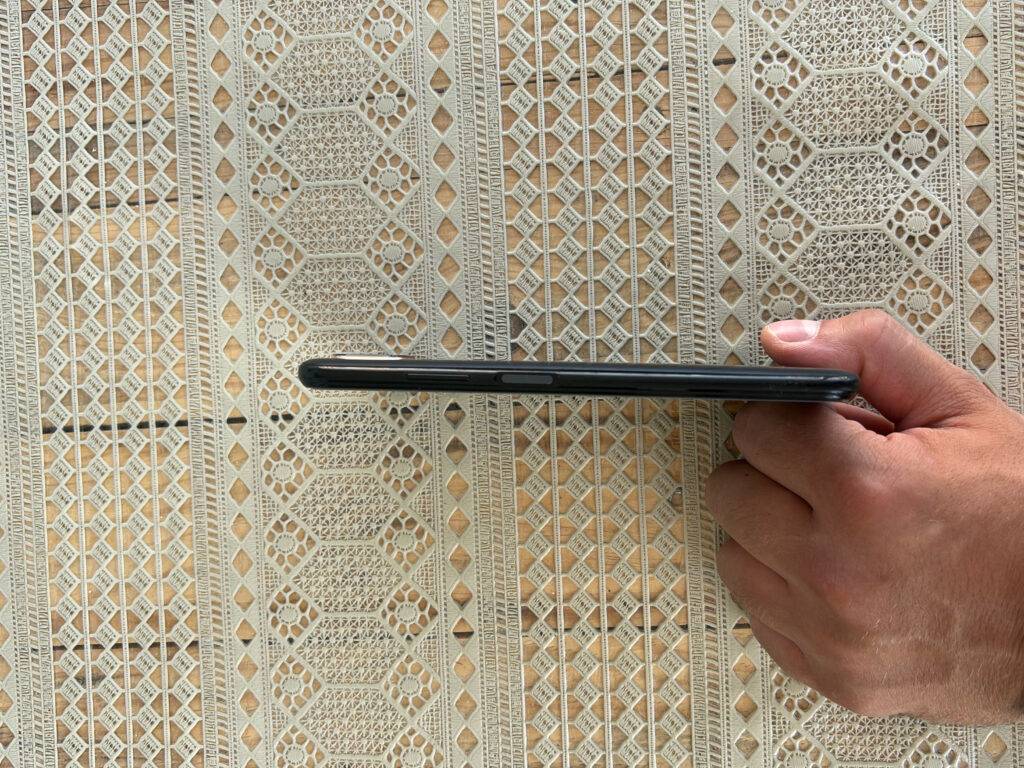 Seitenperspektive eines getesteten Smartphones mit großem Display.