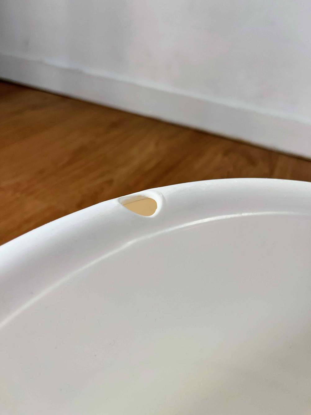 Babybadewanne getestet: weiße Babybadewanne mit Fokus auf das Loch, das sich an der Seite befindet.