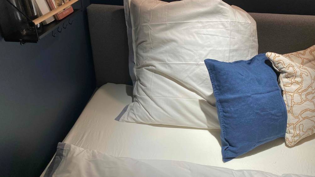 Kopfkissen 80 x 80 cm im Test: Kissen liegt auf einem Sofa.