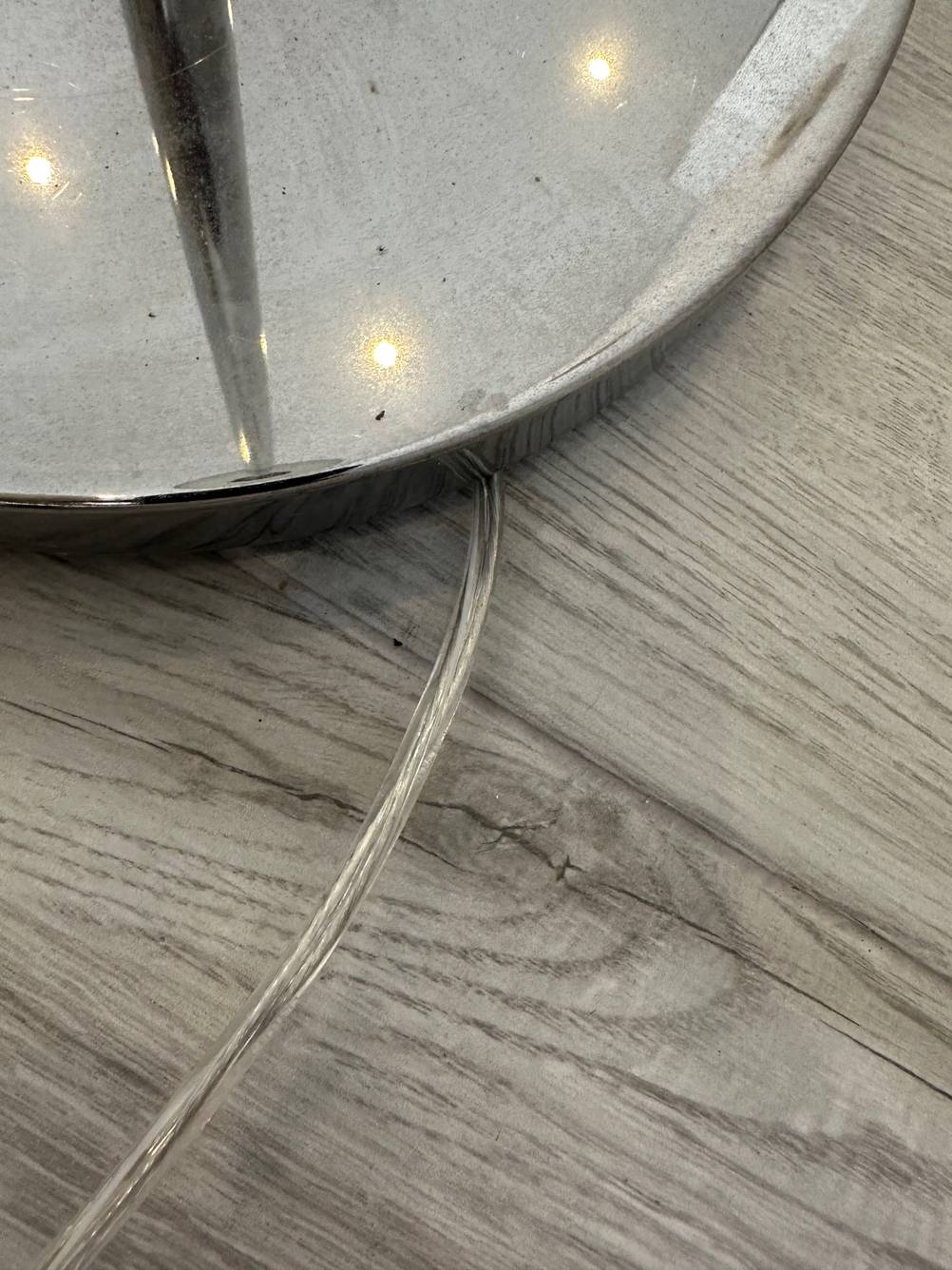 Stehlampe im Test: Standfuß von Stehlampe mit Kabel ersichtlich.