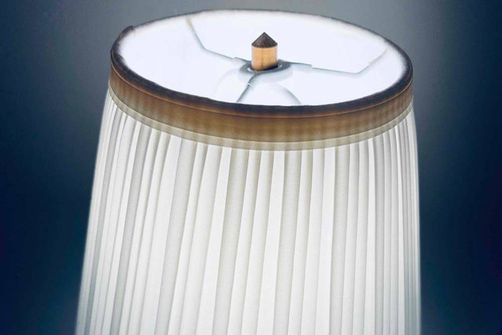 Schreibtischlampe getestet: Schreibtischlampe mit weißem Lampenschirm eingeschaltet.