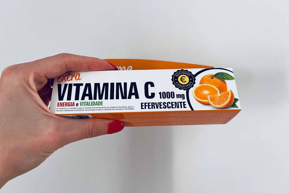 Vitamin-C im Test: Eine Hand hält eine Packung Vitamin C vor eine helle Wand