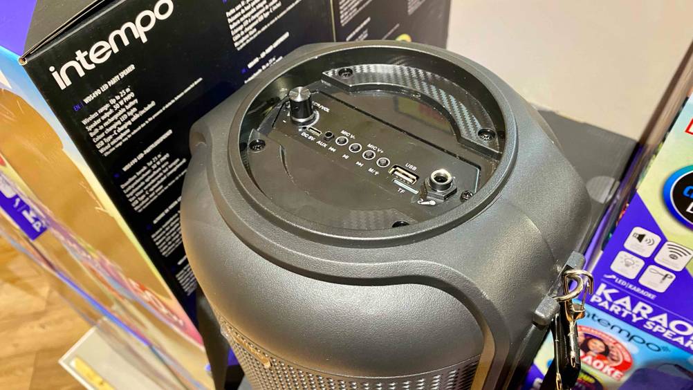 Karaoke-Anlage-Test: oberer Teil einer Karaoke-Anlage mit Bedienelementen im Fokus.