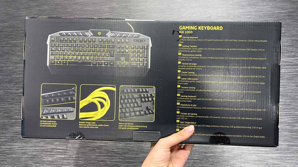 Gaming-Tastatur im Test: Rückseite der Verpackung wird gezeigt