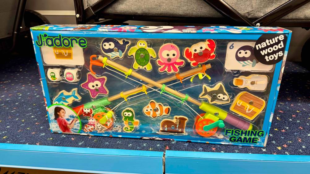 Das getestete Angelspiel von vorn ersichtlich, während auch der Inhalt sichtbar ist.