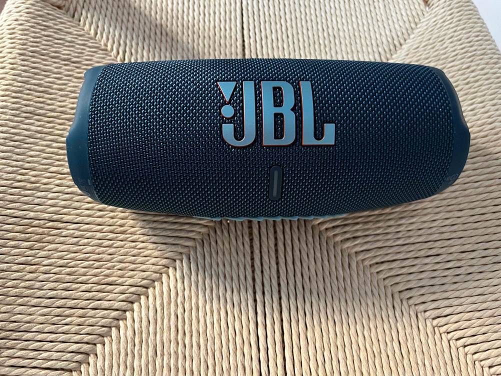 Bluetooth-Lautsprecher im Test: Ein Bluetooth-Lautsprecher liegt auf einem Stuhl