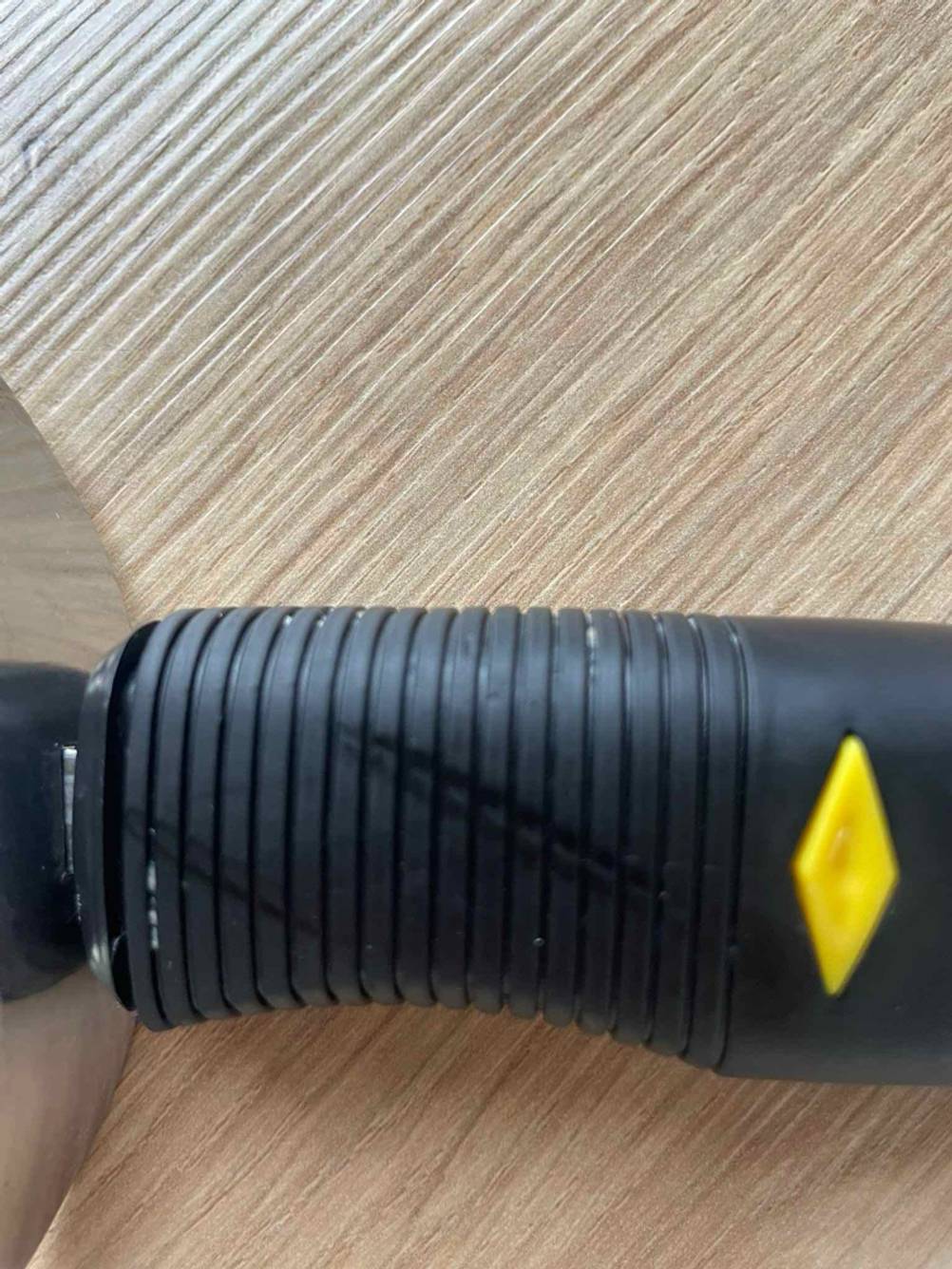Oberer Teil des Griff des Rollschneiders mit geriffelter Oberfläche.