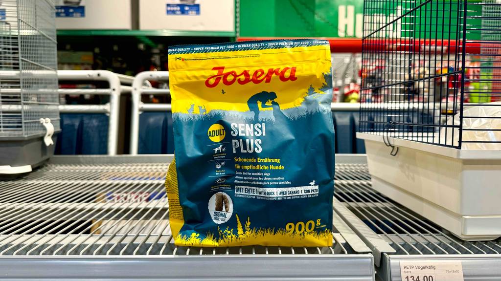 Hundefutter für magen-darm-empfindliche Hunde-Test: Ein Hundefutter der Marke Josera steht in einem Regal mit einem Inhalt von 900 g.