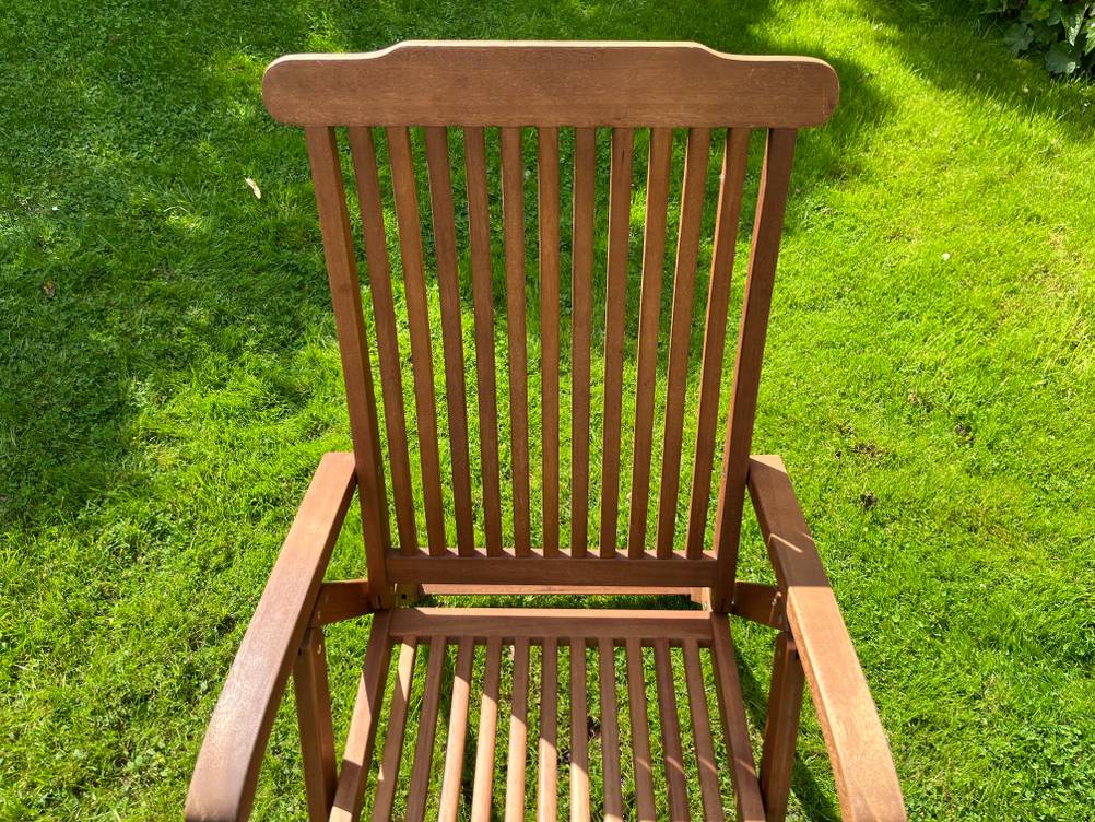 Im Test: Nahaufnahme der Lehne eines Gartenstuhl (Holz) ohne Sitzkisssen.