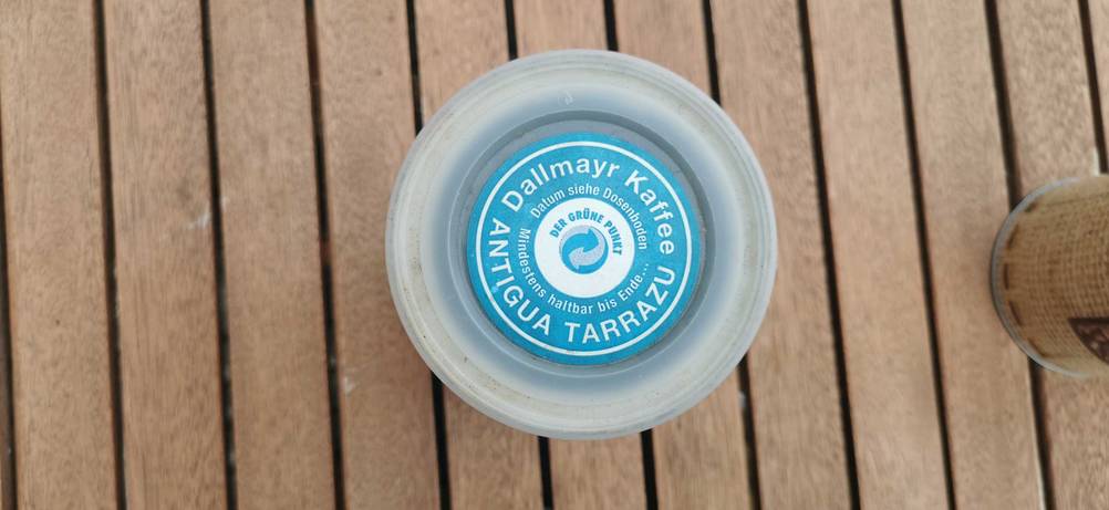Im Test: Der Deckel einer Kaffeedose von oben in Nahaufnahme.