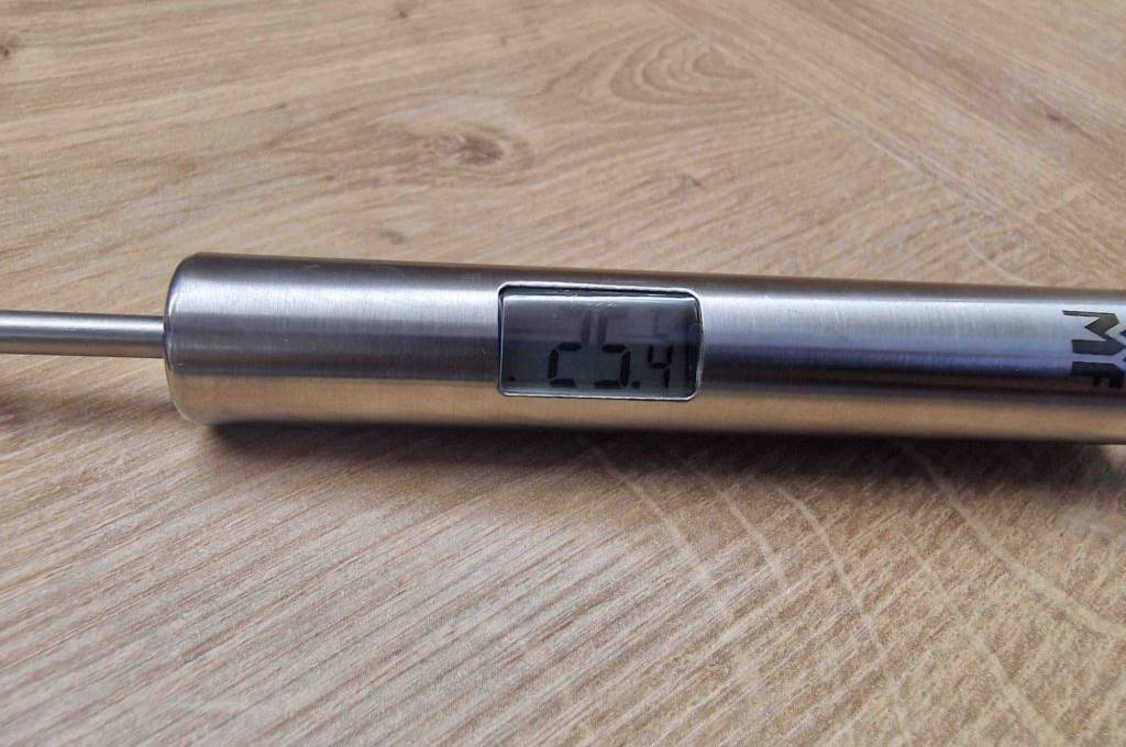 Küchenthermometer für Flüssigkeiten getestet: Nahaufnahme Digitalanzeige.
