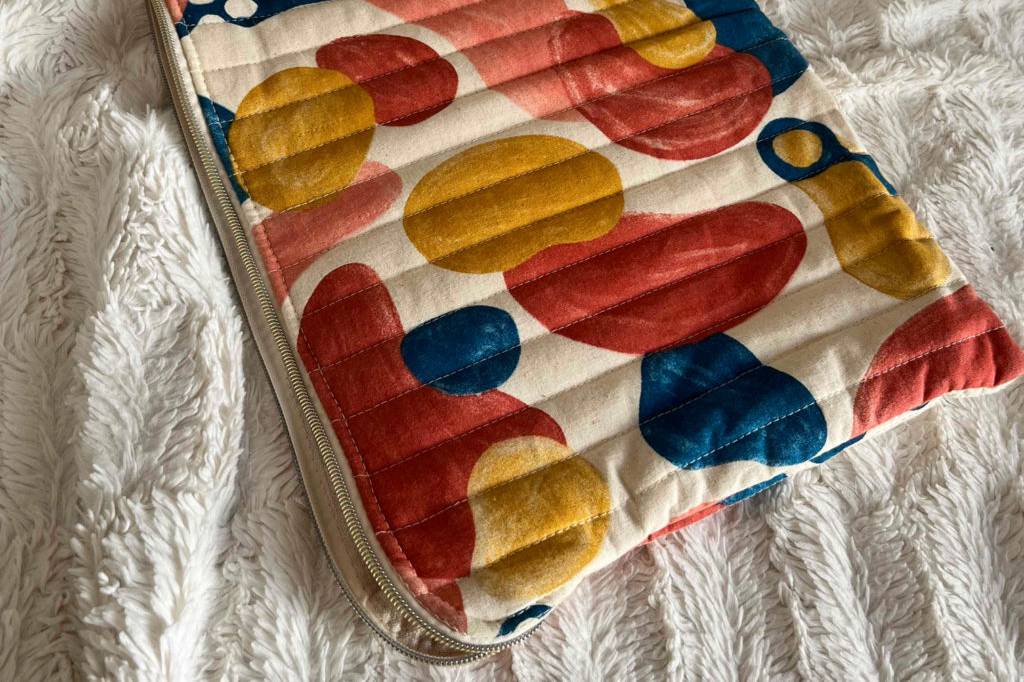 Laptoptasche 17 Zoll getestet: Bunte Tasche liegt auf hellem Stoff