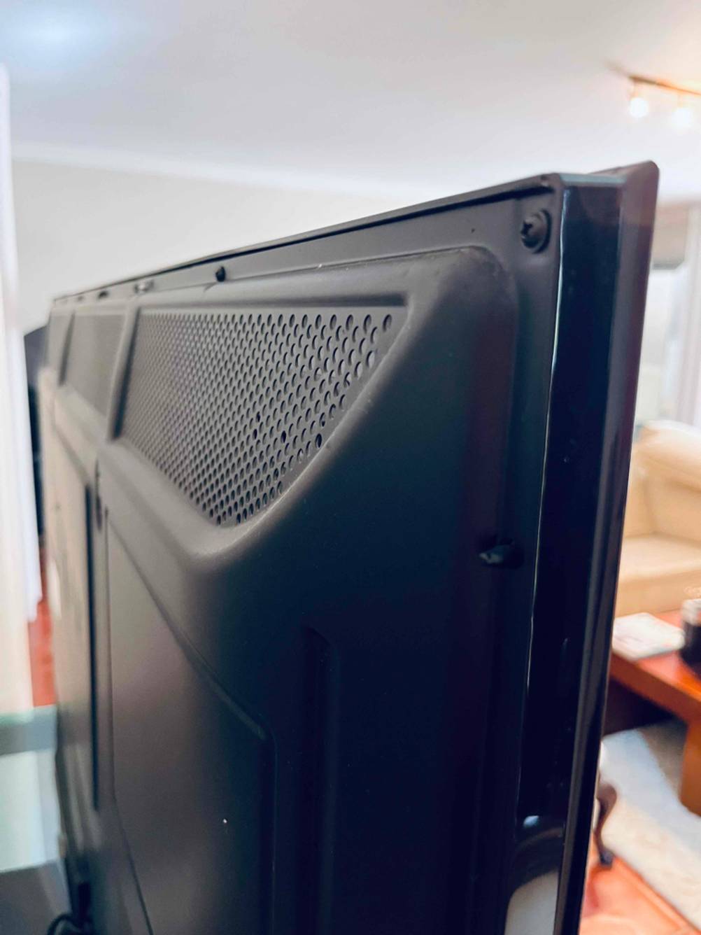 Ein getesteter LG-Fernseher 55 Zoll von hinten.