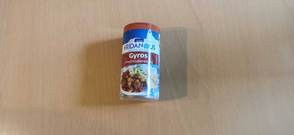 Gyrosgewürz liegend auf einem Tisch.