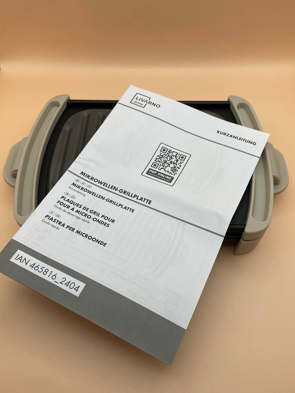 Die Bedienungsanleitung der getesteten Grillplatte ist auf der Platte platziert.