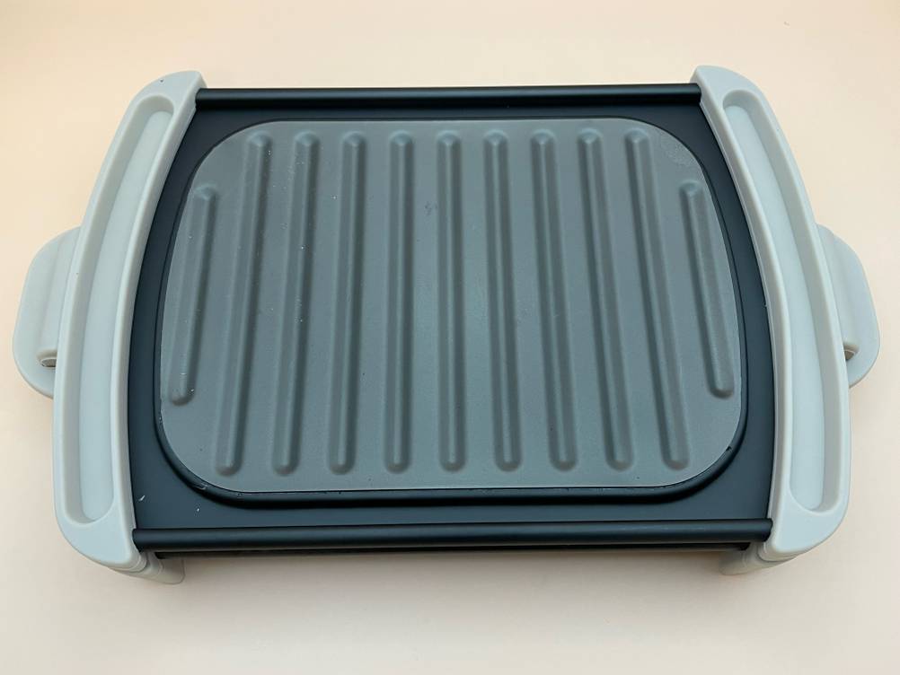 Die Grillfläche der getesteten Grillplatte im Fokus.