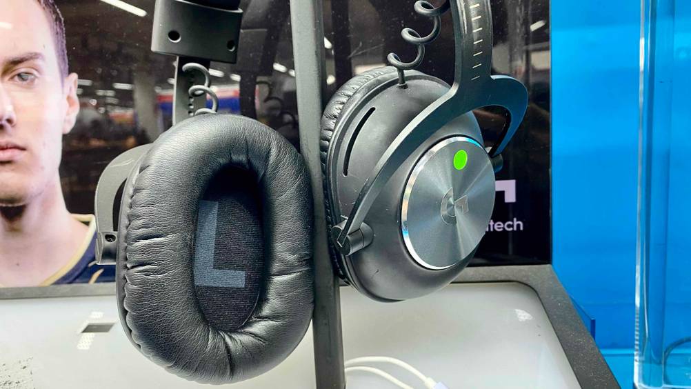 Im Test: Nahaufnahme der Ohrhörer, einer von außen einer von innen.