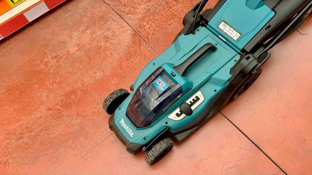 Vorderes Teil des Makita-Akku-Rasenmähers von oben ersichtlich.