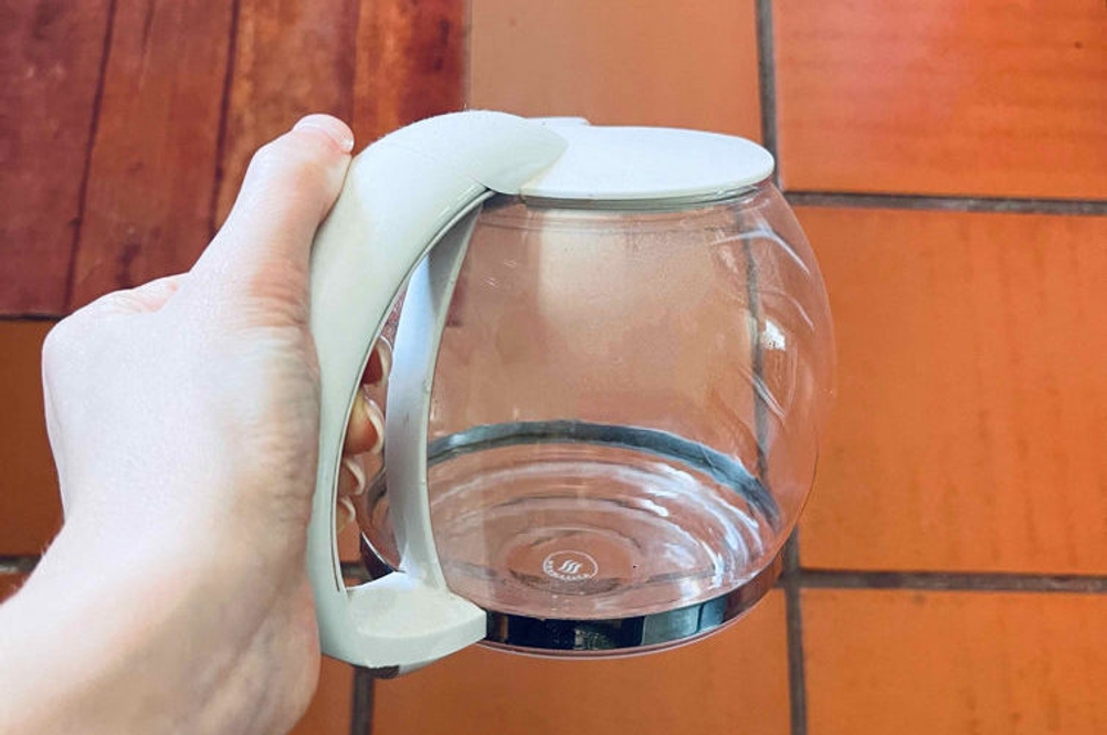 Filterkaffeemaschine im Test: Glaskanne von Filterkaffeemaschine wird in der Hand gehalten.