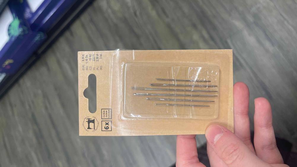 Nähnadel-Test: Die Verpackung der Nähnadeln mit 6 enthaltenen Nadeln wird in der Hand gehalten.