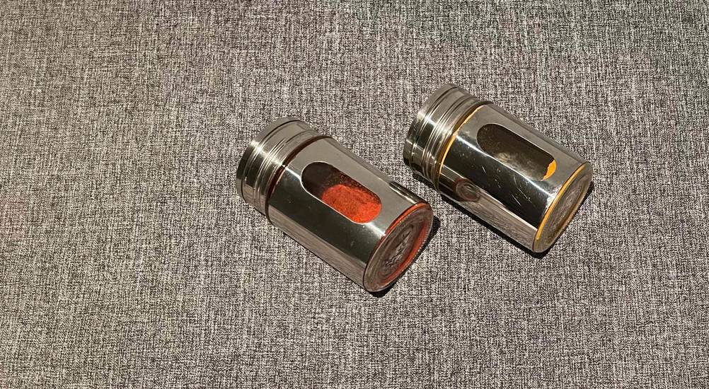 Gewürzstreuer im Test: Zwei Streuer liegen auf einer grauen Stoffoberfläche