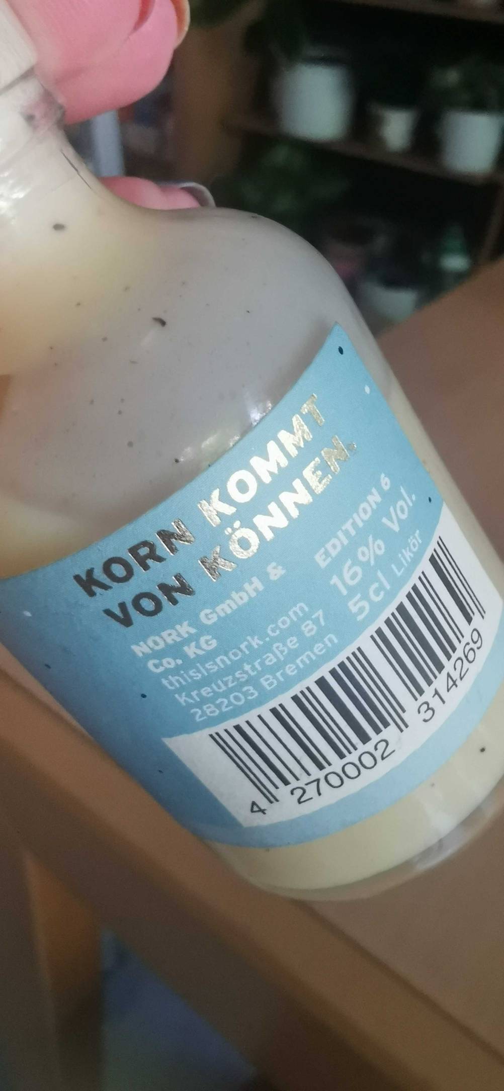 Im Test: Nahaufnahme auf das Label der Rückseite eines Eierlikörs.