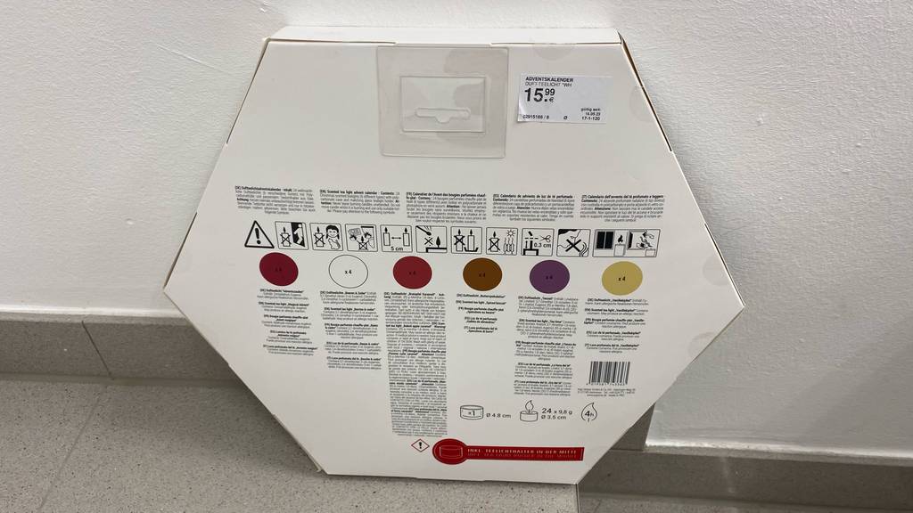 Adventskalender getestet: Ein Kalender lehnt mit der Rückseite nach vorne an einer Wand.