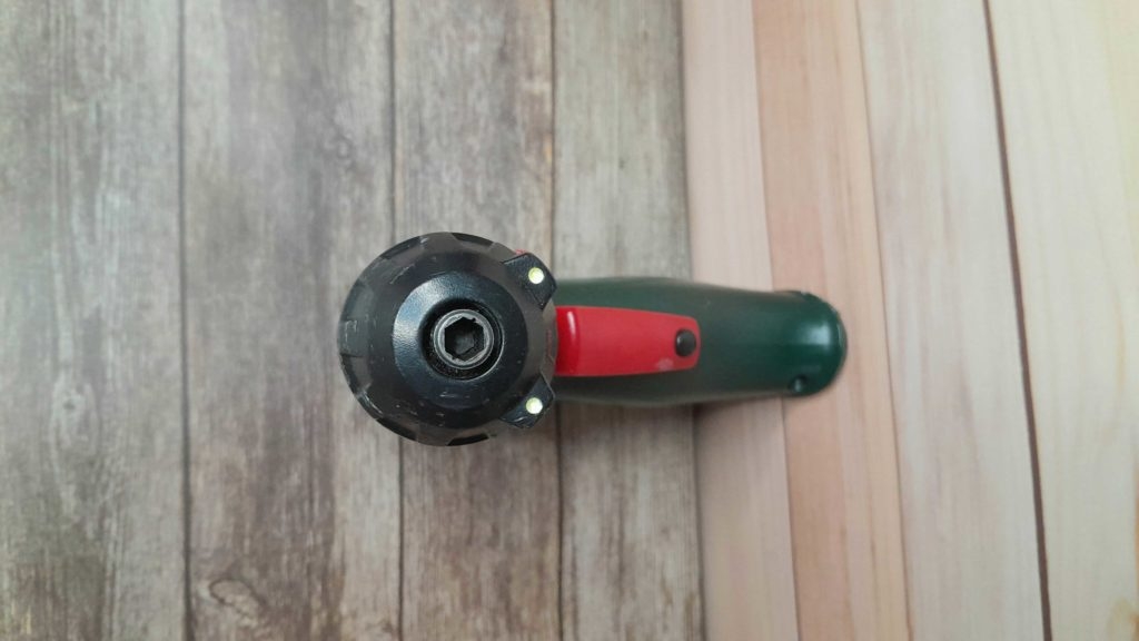 Mini-Akkuschrauber-Test: ein Mini-Akkuschrauber mit Fokus auf dem Bithalter.