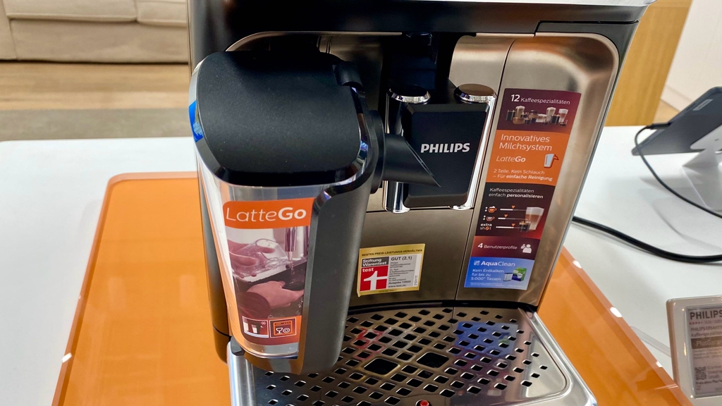 Der integrierte Milchaufschäumer eines getesteten Kaffeevollautomaten im Fokus.