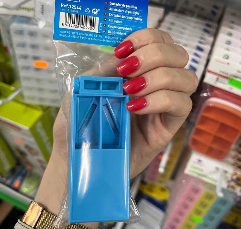 Tablettenteiler im Test: blauer Tablettenteiler wird mit der Rückseite nach vorn in der Hand gehalten.