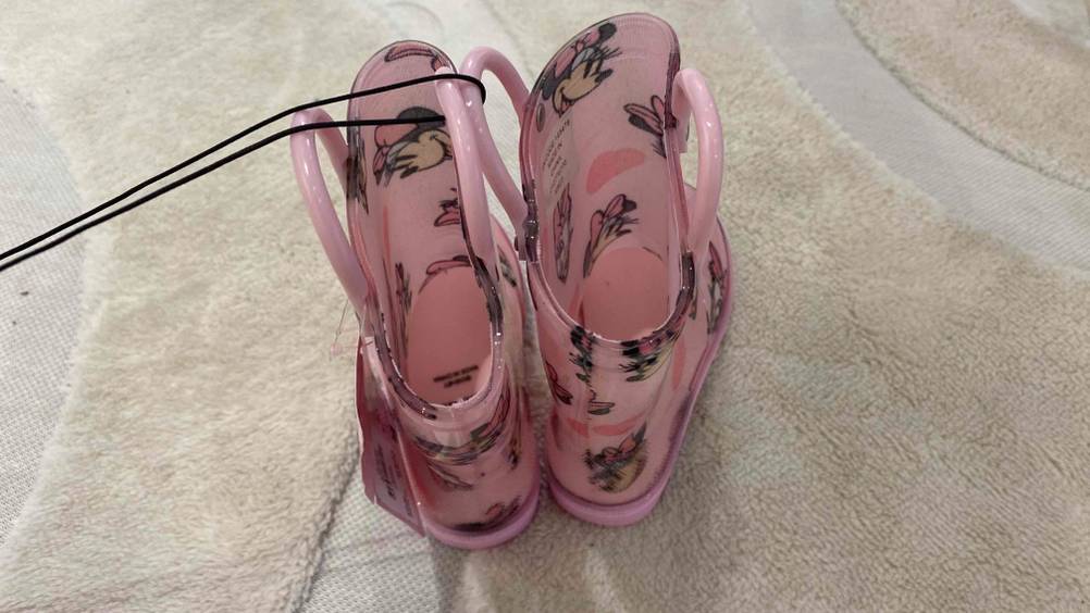 Gummistiefel für Kinder getestet: Ein Paar von oben auf einer hellen Fläche.