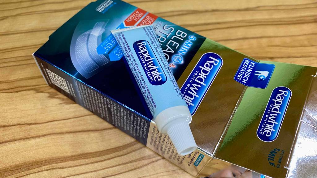 Bleaching-Stips im Test: Eine Tube liegt auf Ihrer Umverpackung