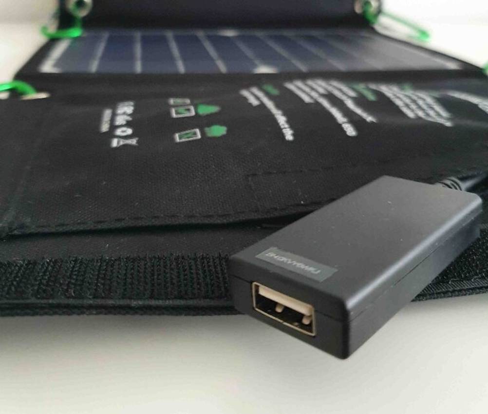 Stecker einer getesteten mobilen-Solaranlage im Fokus.