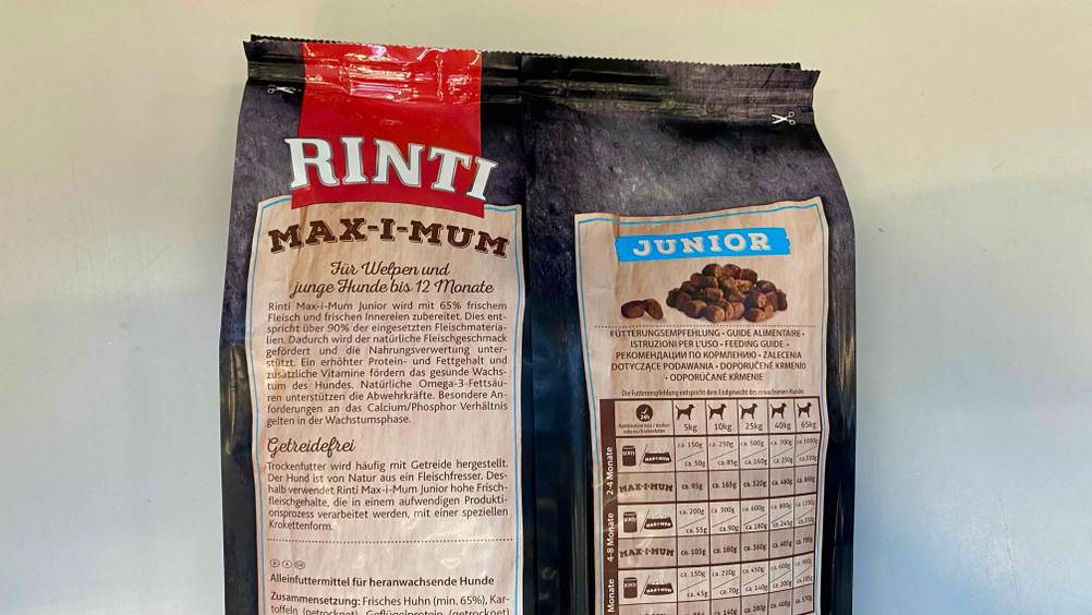 Welpenfutter-Test: Rückseite der Verpackung eines Welpenfutters mit Fütterungsempfehlung.