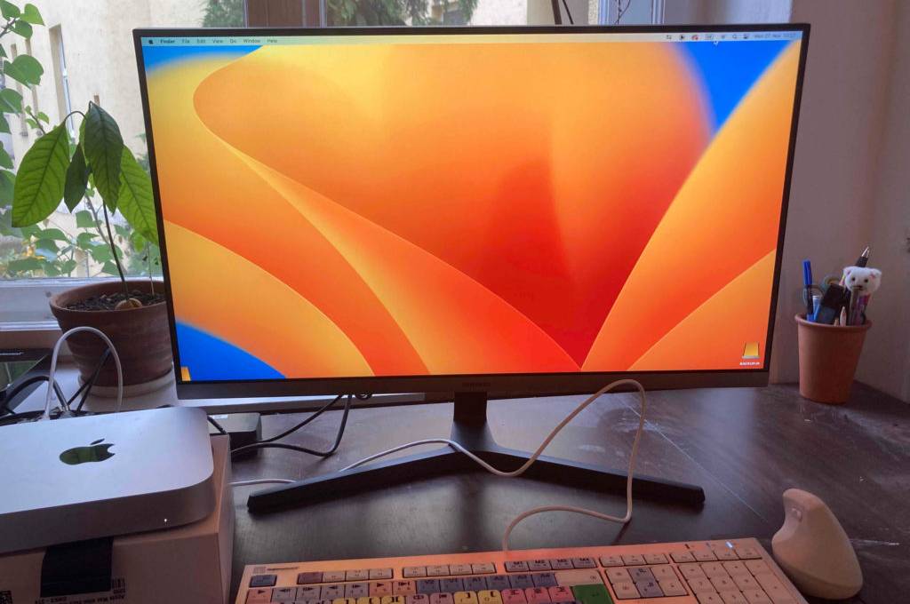 28-Zoll-Monitor-Test: eingeschalteter 28-Zoll-Monitor auf einem Schreibtisch stehend.