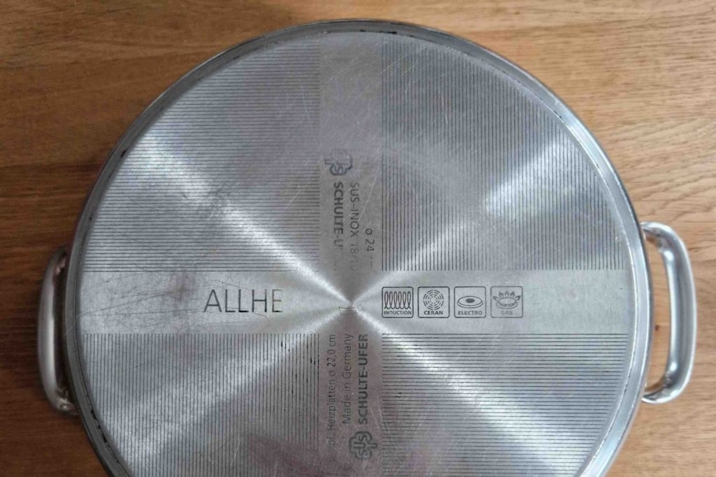 Kochtopf-Induktion im Test: Unterseite von Kochtopf auf einer Holzfläche.