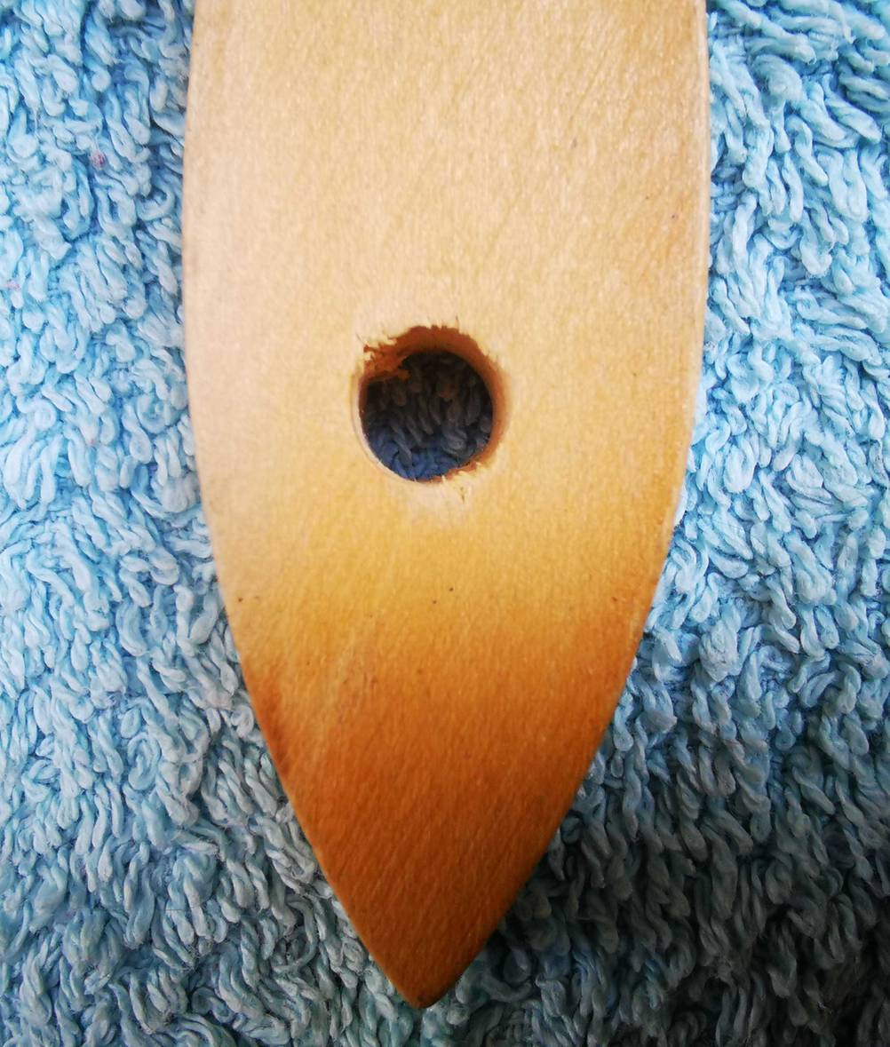 Getestetes Schuhputzset: Das Aufhängeloch einer Bürste im Fokus.
