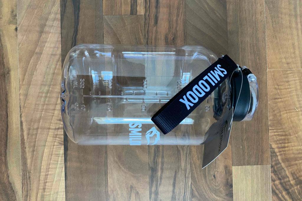 Trinkflasche 1,5 Liter getestet: Eine durchsichtige Flasche liegt auf einem Holzboden