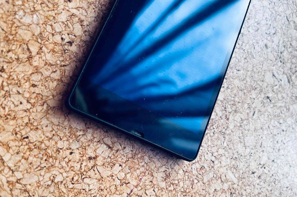 Sony-Smartphone getestet: Nahaufnahme unterer Teil des Gerätes.