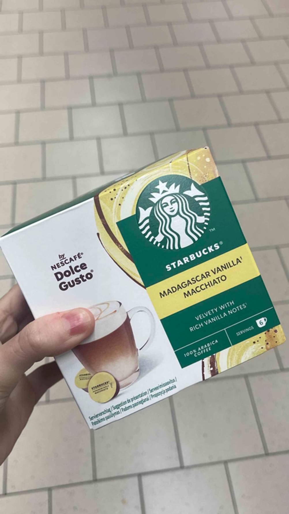 Die Verpackung des getesteten Starbucks-Kaffee in der Geschmacksrichtung Vanille wird in der Hand gehalten.