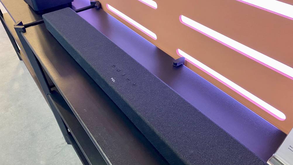 Eine getestete Soundbar von schräg oben auf einem dunklen Untergrund.