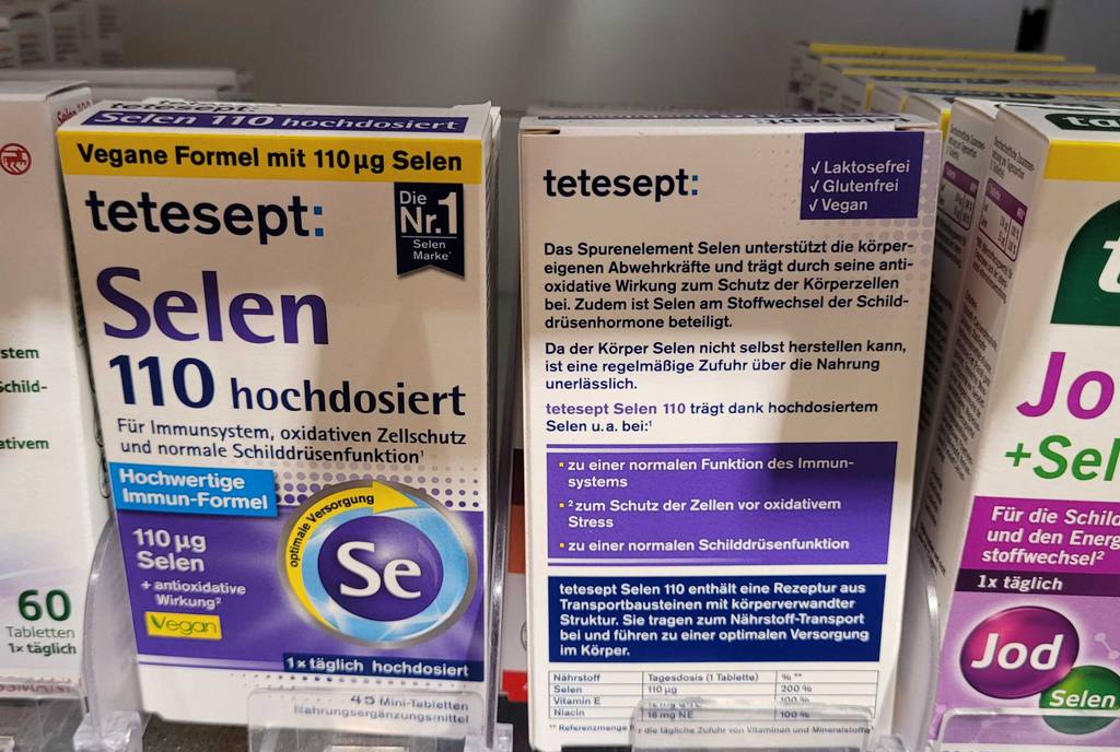 Vorder- und Rückseite des getesteten Selens in einem Regal stehend.