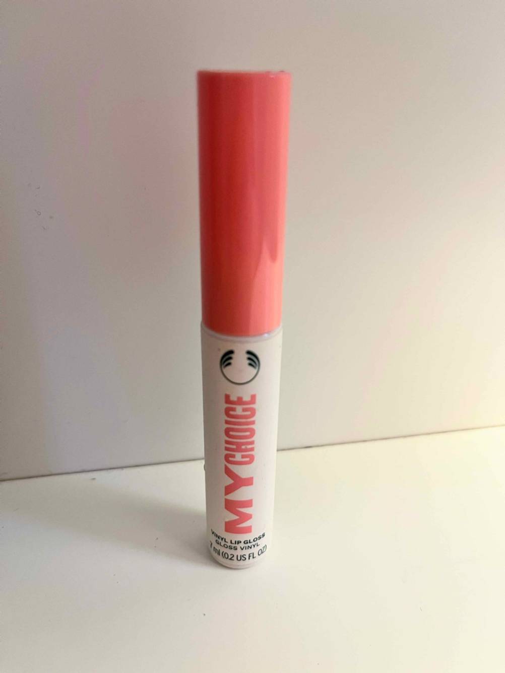 Lip-Plumper getestet: Nahaufnahme des Labels und Logos.
