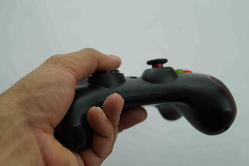 Android-Controller getestet: ein Android-Controller wird in der Hand gehalten.