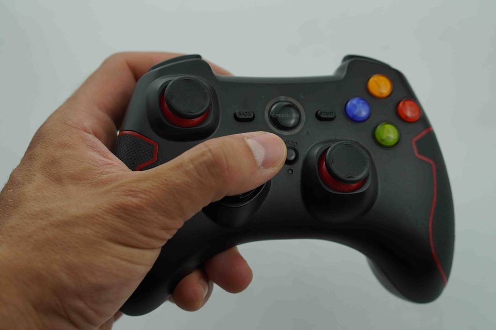 Android-Controller getestet: Eine Hand hält einen Controller vor eine helle Wand