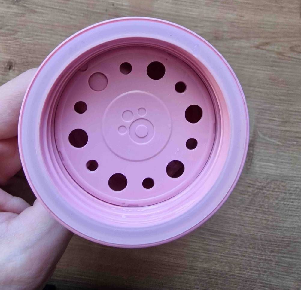 Hundeflasche im Test: Öffnungen auf der unteren Seite der Hundeflasch im Fokus.